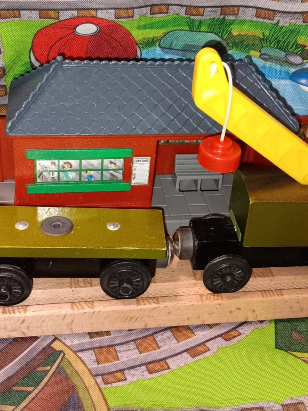 Thomas Wooden Railway Breakdown Train Magnetic Crane and Flatbed